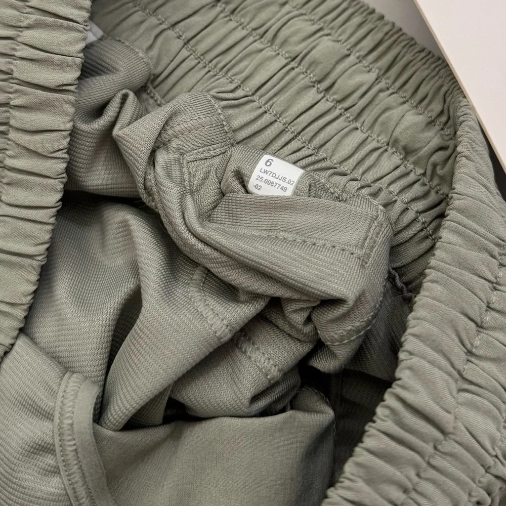 Lululemon Hotty Hot High-Rise Short 2.5" - Fog Green, Size 6 - Picture 9 of 10